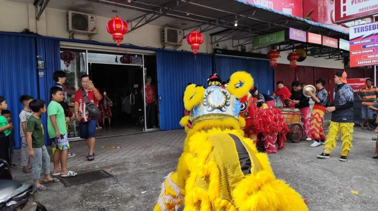Warga Sanggau Antusias Saksikan Atraksi Barongsai Imlek