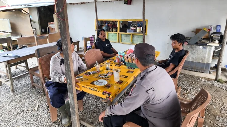 Polsek Sekayam Tekan Gangguan Kamtibmas Melalui Patroli