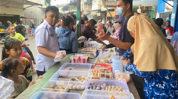 Warga Entikong Serbu Warung Takjil Tryani