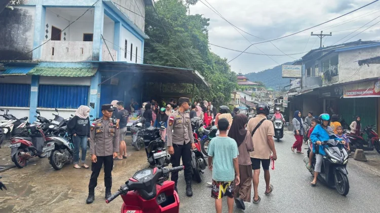 Polsek Entikong Imbau Warga Hati-hati Beraktifitas di Pasar