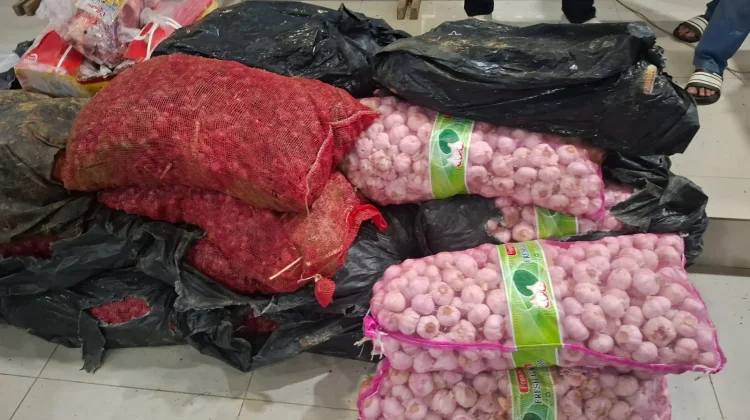 Operasi Gabungan Gagalkan Penyelundupan Pangan Ileggal di Entikong