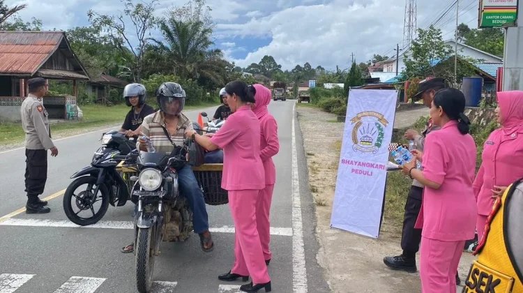 Polsek Beduai Berbagi Takjil Ramadan dengan Masyarakat