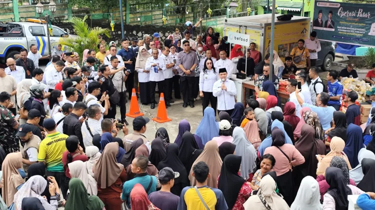 Harga Dipangkas, Sembako Murah Disambut Antusias Warga Sanggau