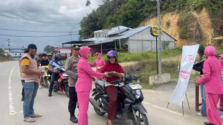 Polsek dan Bhayangkari Sekayam Bagi-bagi Takjil
