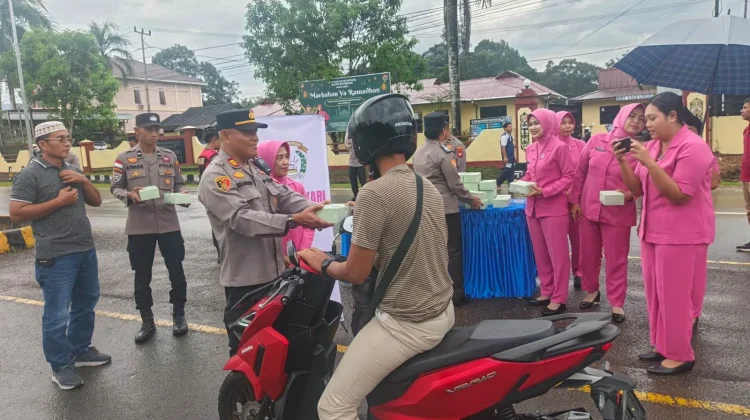 Polsek Entikong Perkuat Silaturahmi lewat Berbagi Takjil