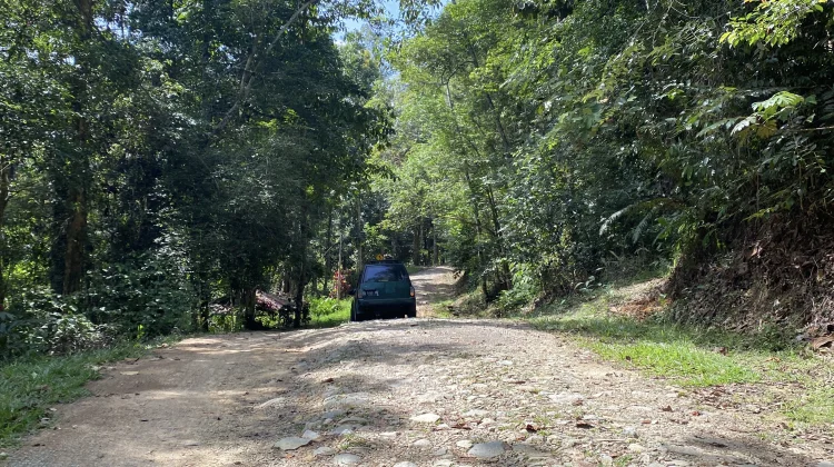 Warga Soroti Kerusakan Jalan Menuju Pancur Aji