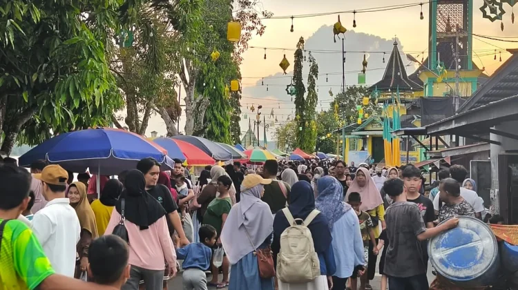 Warga Serbu Penutupan Festival Takjil Ramadan Sanggau