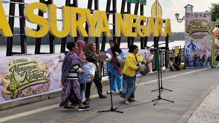 Aksi Emak-emak Meriahkan Lomba Sahur Ramadan Sanggau