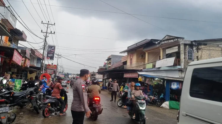 Polsek Sekayam Amankan Lalu Lintas Pasar Takjil