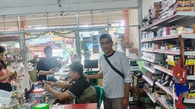Penjual Pernak Pernik Idulfitri Entikong Sepi Pembeli