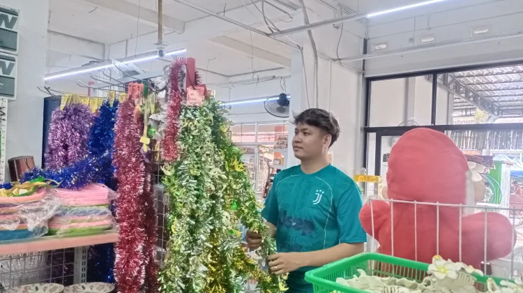 Pernak-pernik Idulfitri Mulai Diburu Warga Entikong