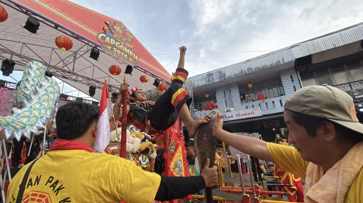 Atraksi Budaya Semarakkan Cap Go Meh 2026 di Sanggau