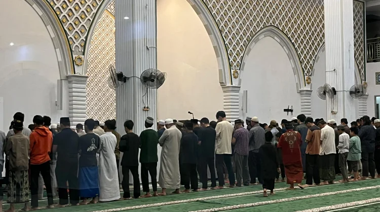 Perkuat Iman, Ratusan Warga Sanggau Salat Gerhana