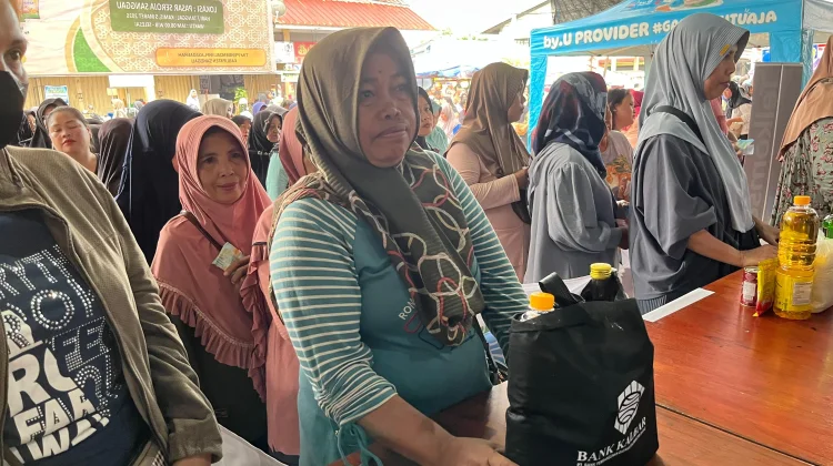 Bulog Salurkan Gelar Pangan Murah di Sanggau