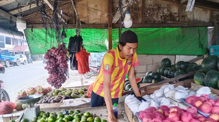 Ramadan, Pedagang Buah Sekayam Sebut Omzetnya Normal