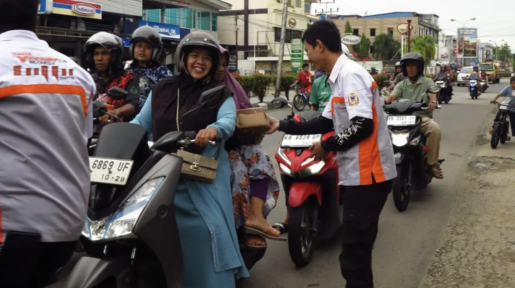 YVCI Bagikan Ratusan Takjil di Sanggau
