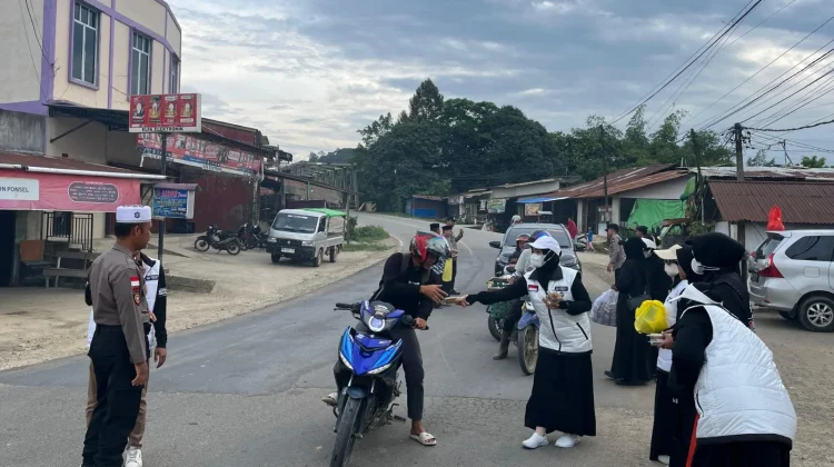 Polsek Sekayam Amankan Pembagian Takjil PASKAS