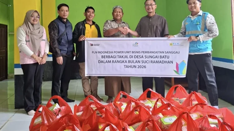 PLN IPUBP Sanggau Bagi-bagi Takjil di Sungai Batu