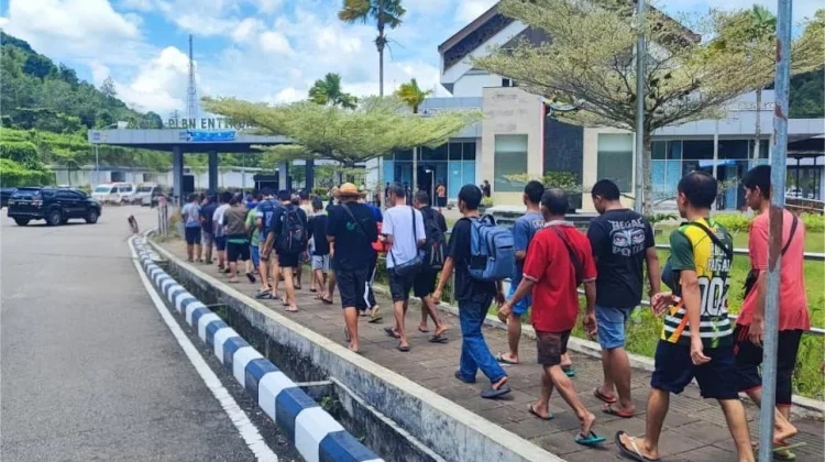 Ratusan PMI Bermasalah Dideportasi Melalui Perbatasan Entikong