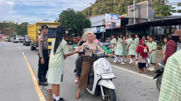 Pelajar Berbagi Takjil, Polsek Sekayam Lakukan Pengawalan