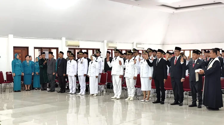 Puluhan Pejabat Sanggau Dilantik, Bupati Tekankan Profesionalitas ASN