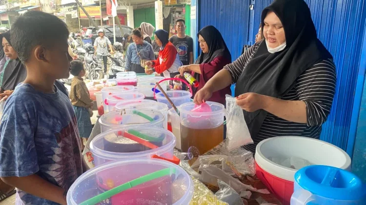 Pedagang Takjil di Entikong Raup Rezeki Selama Ramadan
