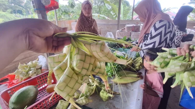 Pedagang Ketupat di Entikong Banjir Pesanan jelang Lebaran