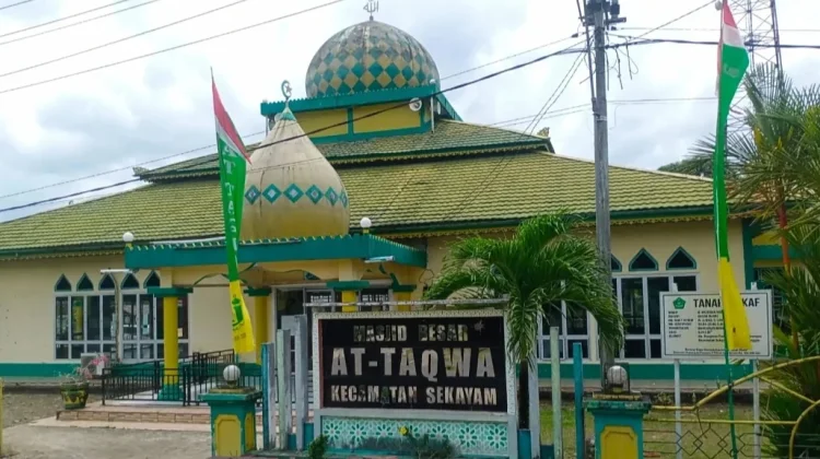 Warga Sekayam Bersihkan Masjid Sambut Idulfitri