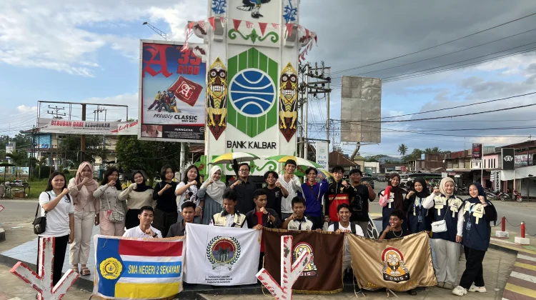 FSMP Sanggau Bagi Takjil di Perbatasan