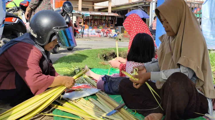 Penjualan Ketupat Meningkat jelang Idulfitri di Sanggau