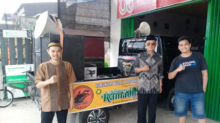 Remaja Masjid Sekayam Siapkan Obor LED Takbiran Keliling