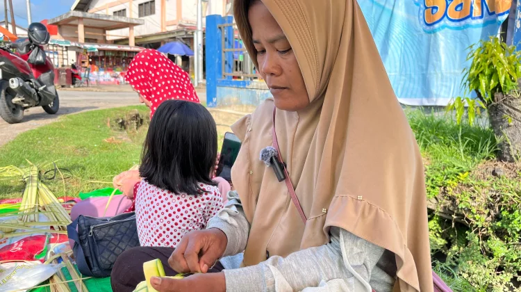 Berkah Lebaran, Pedagang Ketupat Musiman Raup Keuntungan