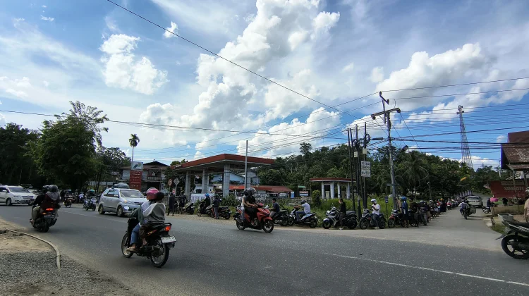 Antrean Kendaraan di SPBU Bunut Mengular hingga Berjam-jam
