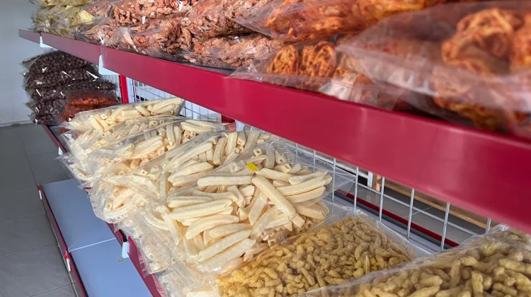 Stok Terbatas, Penjualan Snack di Sanggau Menurun