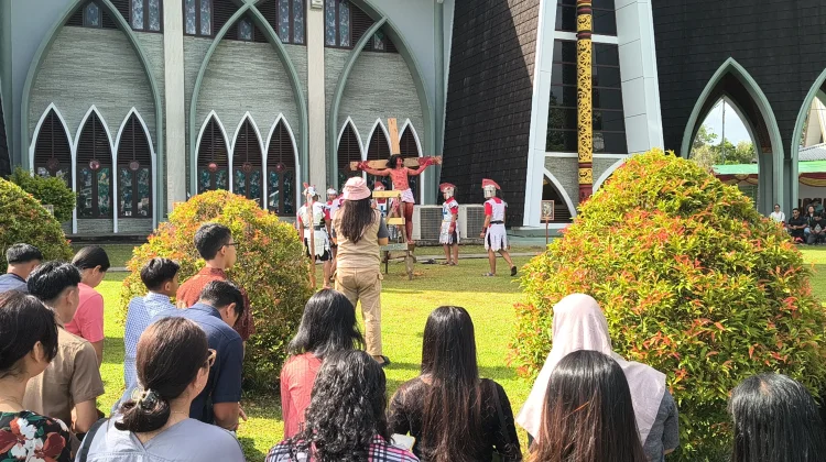 Jalan Salib Warnai Perayaan Jumat Agung di Sanggau