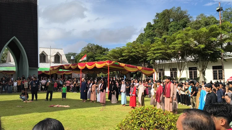 Umat Antusias Ikuti Jalan Salib Jumat Agung Sanggau