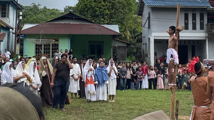 Tablo Jalan Salib Warnai Jumat Agung di Entikong