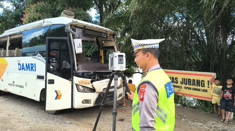Polisi Olah TKP Kecelakaan Bus Damri di Penyeladi