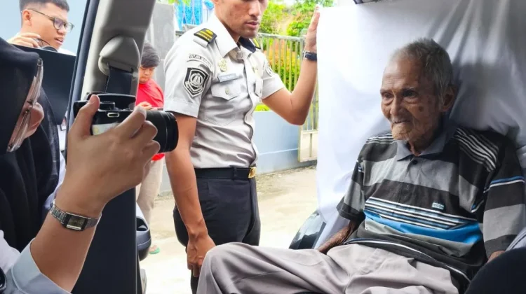 Warga Melawi dapat Layanan SPRI Mobile Imigrasi Entikong