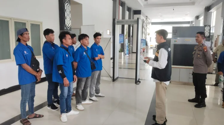 P4MI Sanggau Berangkatkan 8 Pekerja ke Malaysia