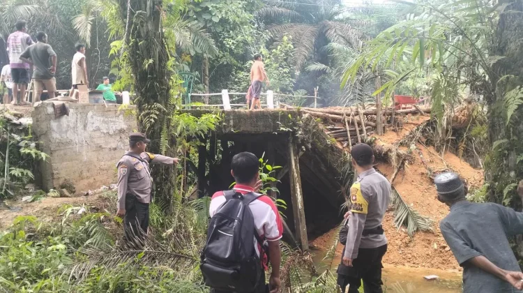 Sempat Putus, Jembatan Melobok Kembali Normal