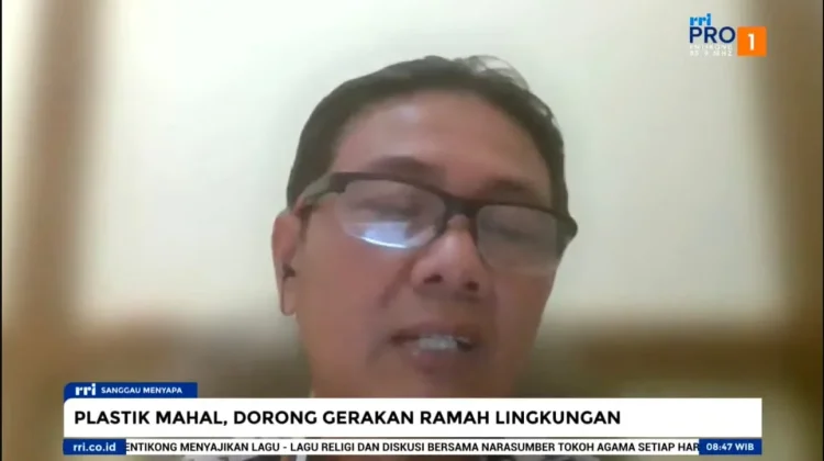 Beralih Dari Plastik, Warga Hadapi Risiko Lingkungan Baru