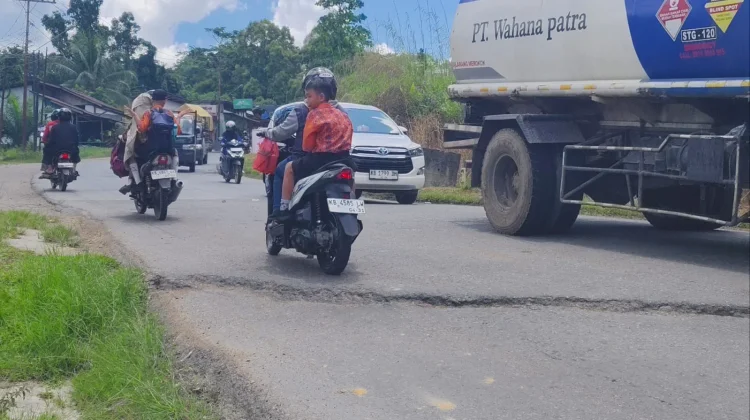 Jalan Semboja Sanggau Retak, Perlu Penanganan Serius Pemerintah