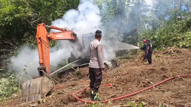 Excavator DLH Sanggau Terbakar di TPA Sungai Kosak