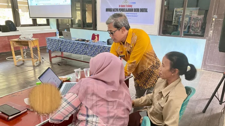 SMP 1 Entikong Perkuat Digitalisasi Guru