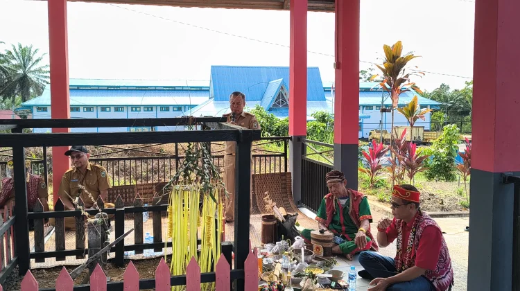 Ritual Adat Pedagi Tutup Tapak Tilas Hari Jadi Sanggau ke-410