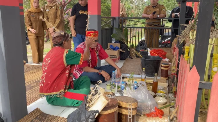 Ritual Adat Penutup HUT ke-410 Kota Sanggau Digelar