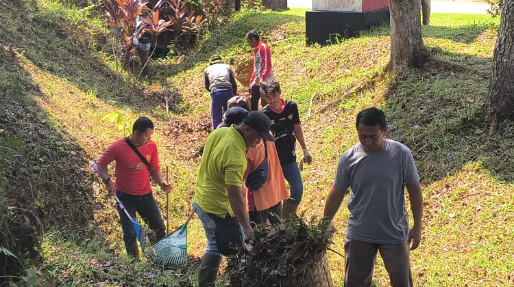 DLH Terjunkan Puluhan Petugas Bersihkan Lokasi HUT Sanggau