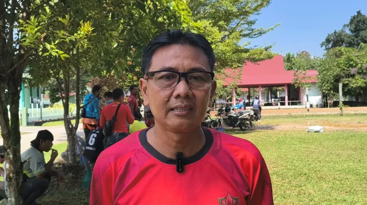 Alat Beratnya Terbakar, Petugas TPA Sanggau Kerja Bakti Manual