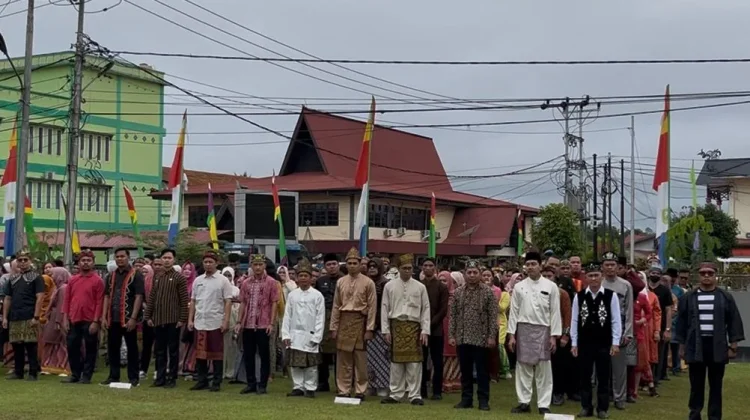 Ragam Baju Adat Warnai HUT ke-410 Kota Sanggau